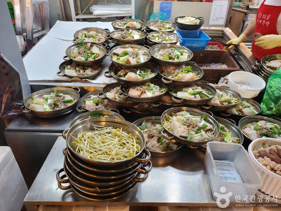広蔵市場（クァンジャンシジャン）の活気ある屋台